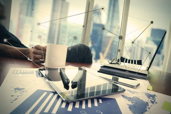 Zakelijke documenten op kantoor tafel met slimme telefoon en digitale — Stockfoto