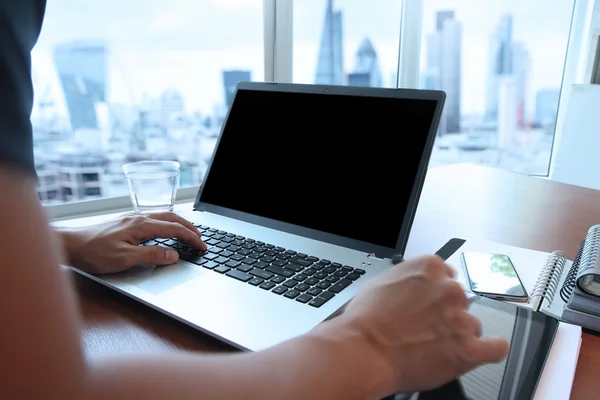 Крупним планом рука ділового чоловіка працює на порожньому екрані ноутбук com — стокове фото