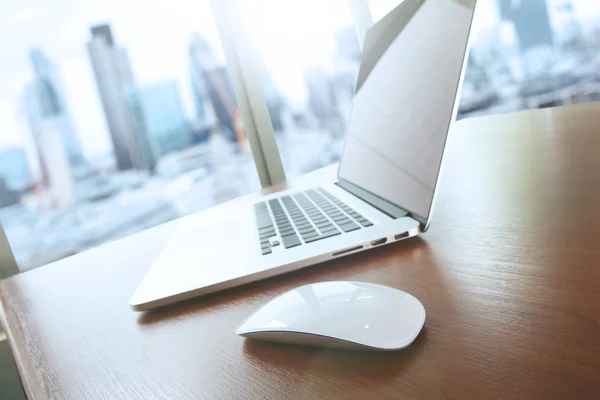 Ratón y computadora portátil está en escritorio de madera como concepto de lugar de trabajo —  Fotos de Stock