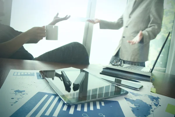 Documentos de negócios na mesa de escritório com telefone inteligente e digital — Fotografia de Stock