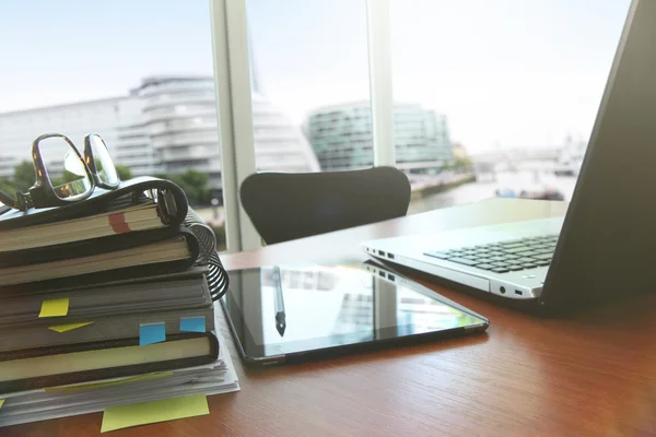 Zakelijke documenten op kantoor tafel met slimme telefoon en digitale — Stockfoto