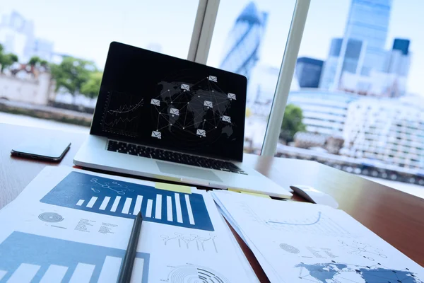 Geschäftsunterlagen auf Bürotisch mit Stift und digitalem Tablet — Stockfoto