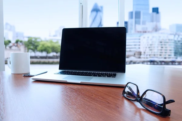 Computer portatile con schermo vuoto e smartphone e tablet digitale — Foto Stock