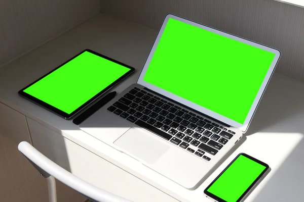 Leeg scherm laptopcomputer en slimme telefoon en digitale tablet — Stockfoto