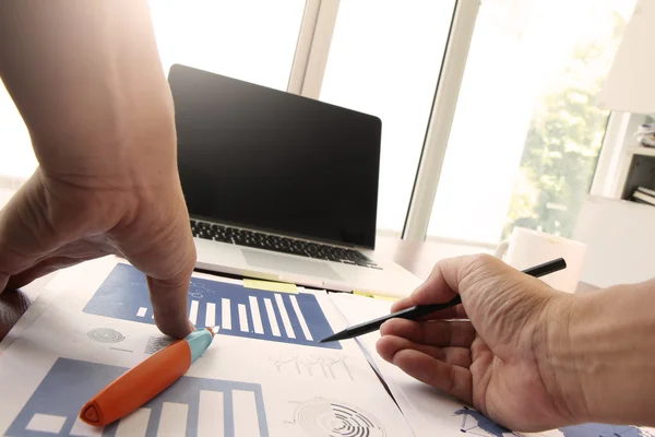 Close up of business man hand working on blank screen laptop com — Stock Photo, Image