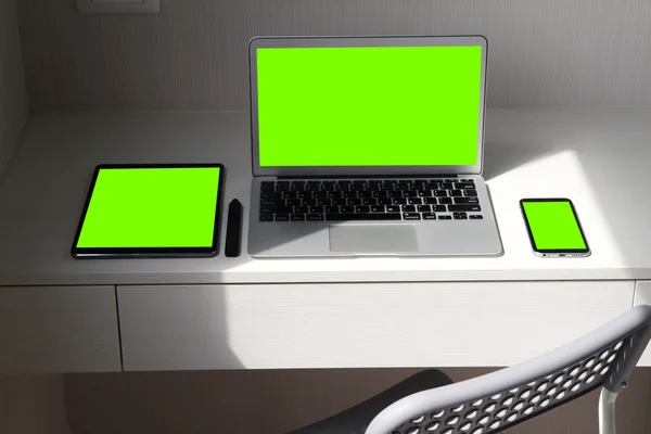 Top view blank screen laptop computer and smart phone and digita — Stockfoto