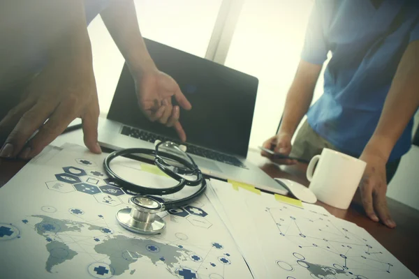 Team doctor working with laptop computer in medical workspace of — Stock Photo, Image