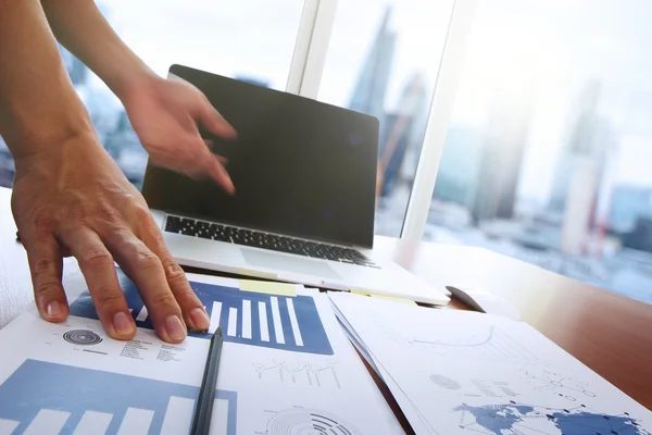 Geschäftsunterlagen auf dem Bürotisch mit Smartphone und Digital — Stockfoto