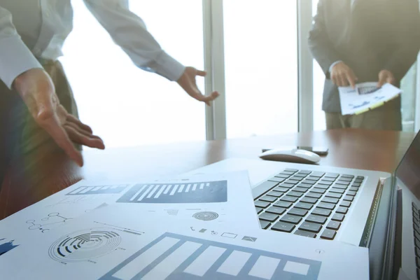 Geschäftsunterlagen auf dem Bürotisch mit Smartphone und Digital — Stockfoto