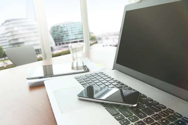 Affärsdokument på office bord med smart telefon och digital — Stockfoto