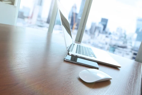 Mouse and laptop computer is on wooden desk as workplace concept — Stock fotografie