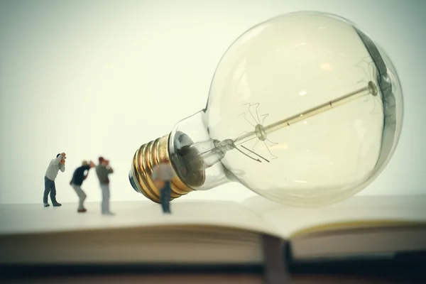 Concepto de idea creativa - fotógrafo en miniatura con estilo vintage —  Fotos de Stock