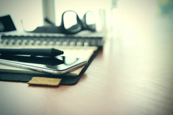 Smartphone primo piano, libro di pianificazione su scrivania in legno spazio di lavoro co — Foto Stock