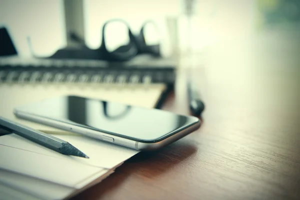 Smartphone close-up,  planning book on wooden desk work space co — Stok fotoğraf