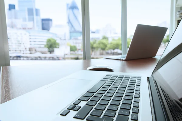 Aptop computer steht als Arbeitsplatzkonzept auf dem Holztisch — Stockfoto