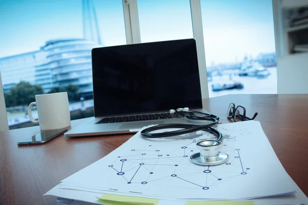 Espaço de trabalho do doutor com computador portátil no espaço de trabalho médico offic — Fotografia de Stock