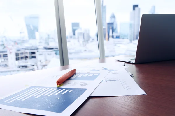 Documentos de negócios na mesa de escritório com telefone inteligente e digital — Fotografia de Stock