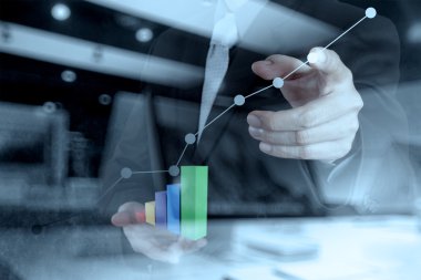 İşadamı el ile yeni modern comp çalışma çift pozlama