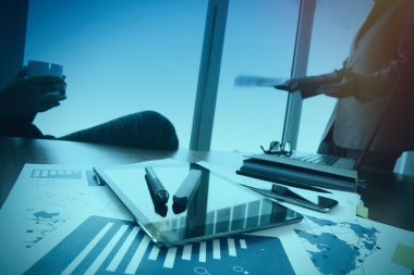 ofis masaları ile akıllı telefon ve dijital iş belgeleri 