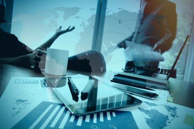 ofis masaları ile akıllı telefon ve dijital iş belgeleri 