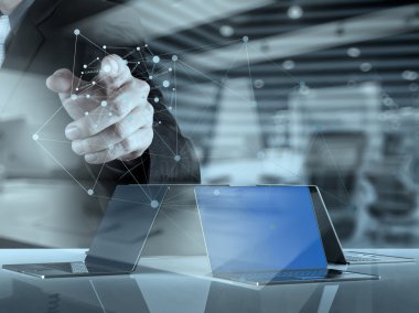 Yeni modern bilgisayar ile birlikte çalışma işadamı çift pozlama 