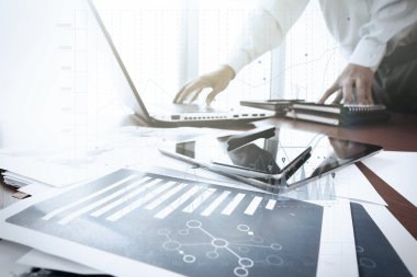 ofis masaları ile akıllı telefon ve dijital iş belgeleri 