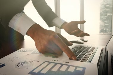 ofis masaları ile akıllı telefon ve dijital iş belgeleri 
