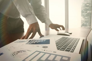 ofis masaları ile akıllı telefon ve dijital iş belgeleri 