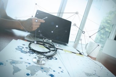 Dizüstü bilgisayar tıbbi çalışma alanı Office ile çalışan doktor 