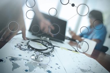 dizüstü bilgisayar tıbbi çalışma alanında çalışan takım doktoru