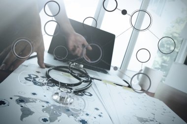 Dizüstü bilgisayar tıbbi çalışma alanı Office ile çalışan doktor 