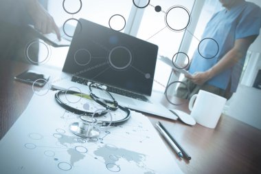 dizüstü bilgisayar tıbbi çalışma alanında çalışan takım doktoru