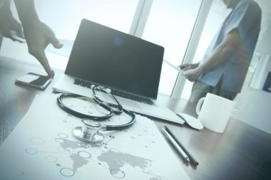 dizüstü bilgisayar tıbbi çalışma alanında çalışan takım doktoru