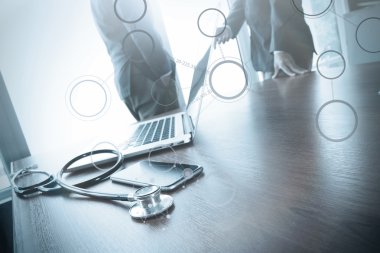 dizüstü bilgisayar tıbbi çalışma alanında çalışan takım doktoru