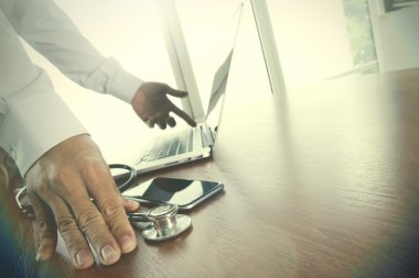 Dizüstü bilgisayar tıbbi çalışma alanı Office ile çalışan doktor 