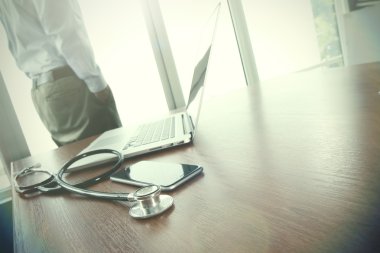 Çalışma alanı tıbbi iş dizüstü bilgisayar ile çalışan doktor