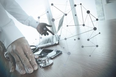 Dizüstü bilgisayar tıbbi çalışma alanı Office ile çalışan doktor 