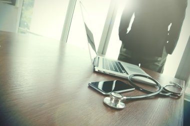 Çalışma alanı tıbbi iş dizüstü bilgisayar ile çalışan doktor