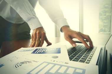 ofis masaları ile akıllı telefon ve dijital iş belgeleri 