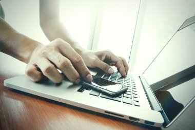 işadamı el dizüstü bilgisayar ile akıllı telefon ile çalışma 