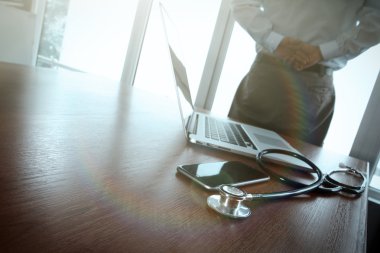 Çalışma alanı tıbbi iş dizüstü bilgisayar ile çalışan doktor