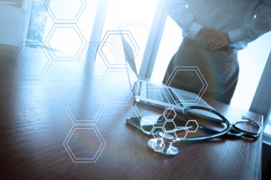 Çalışma alanı tıbbi iş dizüstü bilgisayar ile çalışan doktor