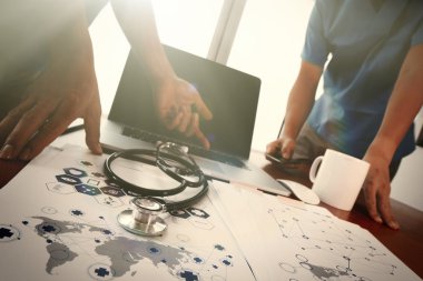 dizüstü bilgisayar tıbbi çalışma alanında çalışan takım doktoru