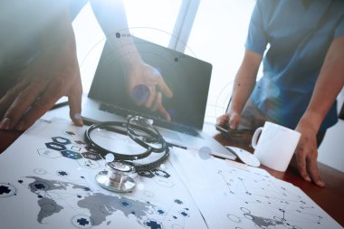 dizüstü bilgisayar tıbbi çalışma alanında çalışan takım doktoru