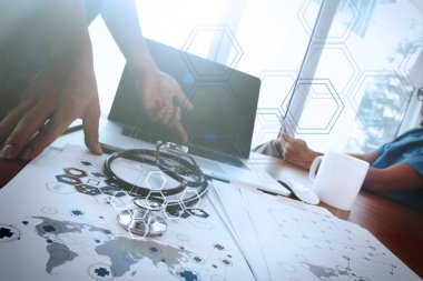 dizüstü bilgisayar tıbbi çalışma alanında çalışan takım doktoru