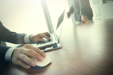 ofis masaları ile akıllı telefon ve dijital iş belgeleri 