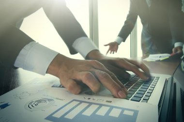 ofis masaları ile akıllı telefon ve dijital iş belgeleri 
