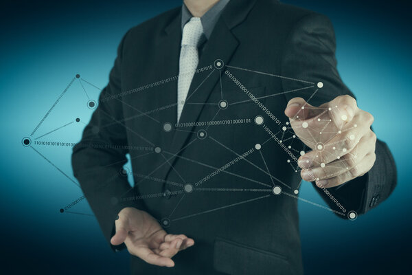 Бизнесмен, работающий с новым современным компьютером
