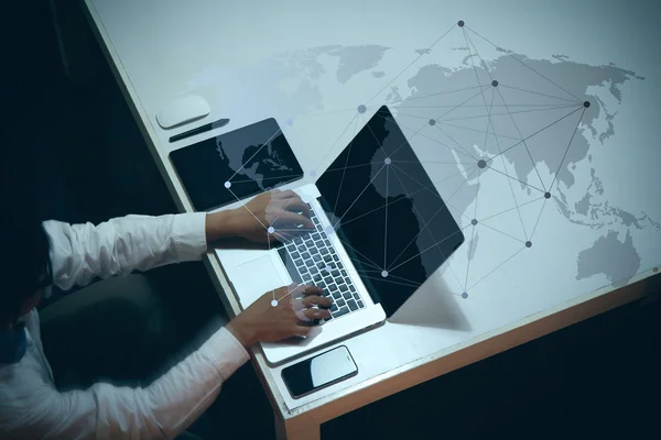 Vista superior del hombre que trabaja con documentos comerciales en la mesa de oficina — Foto de Stock