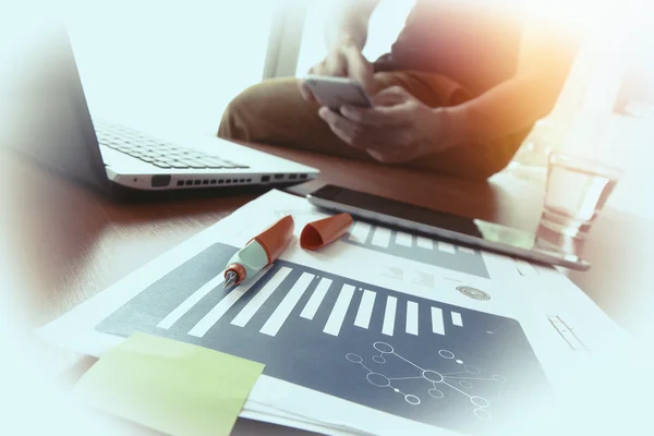 Geschäftsunterlagen auf dem Bürotisch mit Smartphone und Digital — Stockfoto